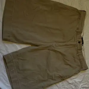 Beiga shorts från Ralph Lauren, storlek 32. Använda men i fint skick utöver ett par små vita färgfläckar.