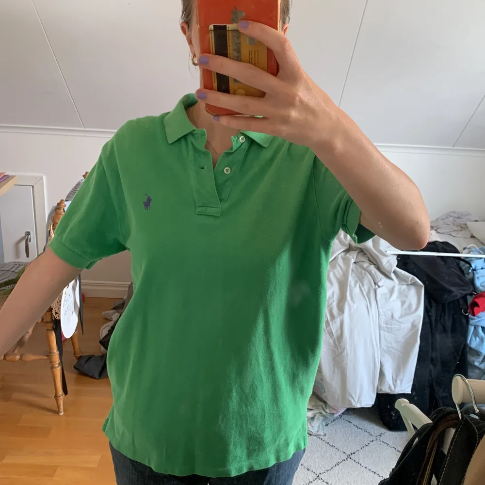 Denna gröna piké tröjan har jag köpt på secondhand och använt ca 4 gånger. Den är i använt skick men har inga synliga skador🍀. Tröjor & Koftor.