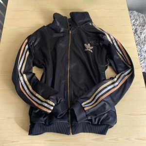 Adidas tröja - Adidas tröja. Bra skick knappt använd🙌