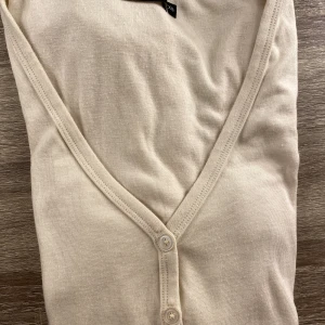 Jätte gullig tröja från BikBok - Knappt använd pga den är väldigt stor på mig. Köpt på BikBok förra året, tror inte den finns kvar. Inga defekter som jag kan se. Köparen står för frakten 💞