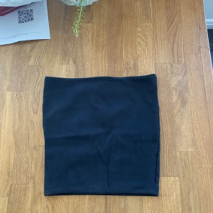 Bandeau topp från zara - En svart bandeau topp från zara jag köpte för ett tag sen. Säljer pga att den var för liten. Lapp finns fortfarande kvar. 