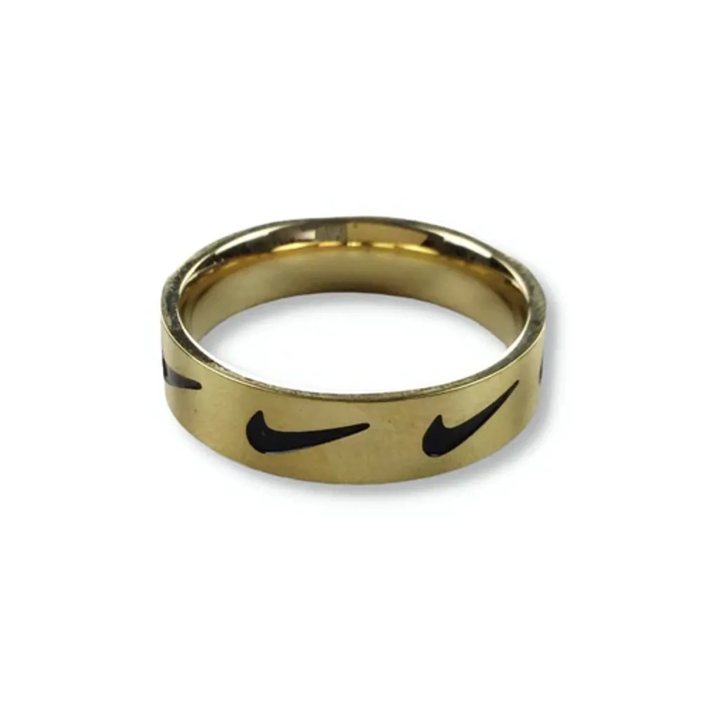 Säljer en guldig Nike ring. Vet ej vilken storlek men passar mig som har små fingrar. Jag antar att den är i stl 16-17 om inte litr större . Accessoarer.
