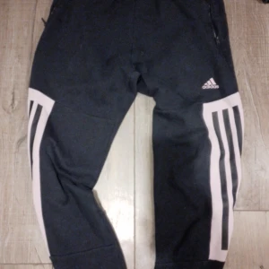 Adidas byxor - Fina, begagnade adidas mjukbyxor. Inget slitage.  Dock snörena fattas. 