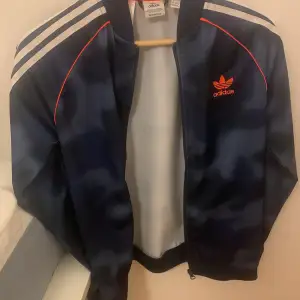 Adidas hoodie som är som ny❤️ Köparen står för frakt men kan mötas upp i Malmö 