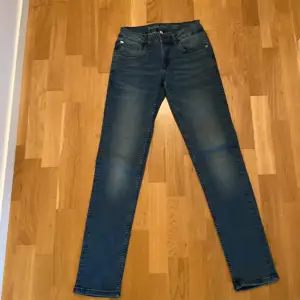 Säljer ett par garcia jeans som är använda ett få tal gånger.  Jeansen har ett litet streck i slitningen på låret (se bild 2) Jeansen är i storlek 164 