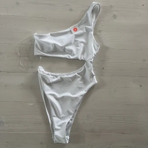 Badräkt, oanvänd - Baddräkt från bikbok, lappr kvar