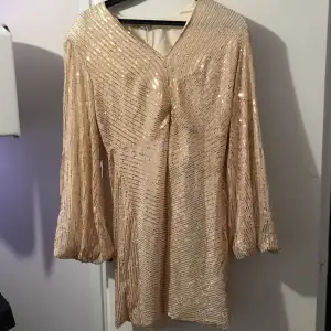 Glitterklänning från SHEIN, storlek 1XL, pris: 150 kr, Aldrig använd 