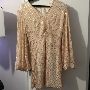 Glitterklänning  - Glitterklänning från SHEIN, storlek 1XL, pris: 150 kr, Aldrig använd 