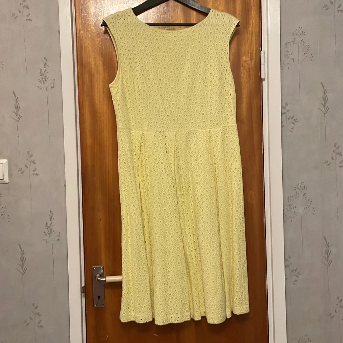 Armlös brodyr klänning