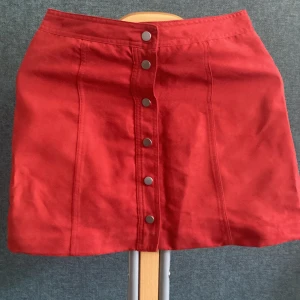 Röd minikjol❤️ - Röd kjol i mocka med knappar fram!❤️ Mycket bra skick :)