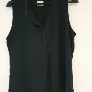 Blus utan ärm - Fint fall, använd någon enstaka gång.