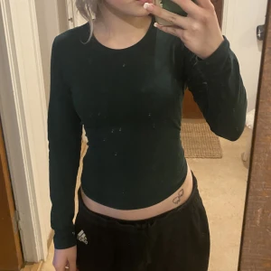 Långärmad tröja - Mörkgrön långärmad tröja, jätte bra skick, köpt från Cubus! Storlek: XS