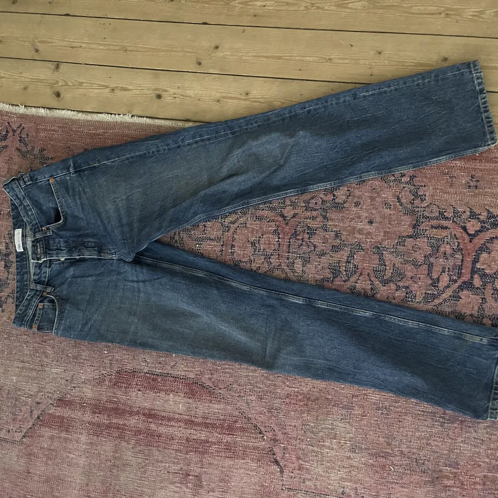 Low/Medel höga jeans från zara, använda några gånger. Jeans & Byxor.