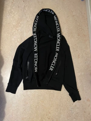 Moncler tröja - Moncler tröja äkta. Kvitto finns men måste leta på mailen. Två hål som går att fixa dma för bilder. Köpt för ca 11000kr. Vill bli av med den såfort det går.