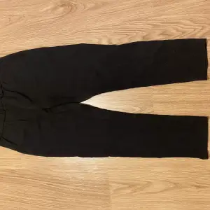 Svarta kostymbyxor från lager 157 i storlek S/M. 