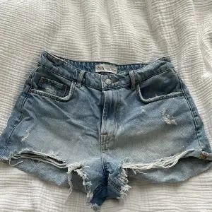 Säljer mina zara shorts pågrund av att dem aldrig används längre . Använda 2-3 gånger 😌 Till er som undrar hur dem ser ut på så kan jag tyvärr inte visa eftersom dem är för små!