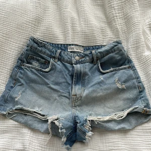 Zara shorts  - Säljer mina zara shorts pågrund av att dem aldrig används längre . Använda 2-3 gånger 😌 Till er som undrar hur dem ser ut på så kan jag tyvärr inte visa eftersom dem är för små!