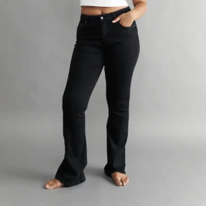 Svarta Flared Jeans - Dessa jeans sitter så fint men dom e för långa för mig som e 155.  Använt 2 ggr o inga skador, jättebra skick! Köpt för 500 från gina. Pris kan diskuteras 🩷