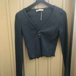 Topp från pull & bear  - Topp från pull&bear, köpte utomlands, aldrig använt, säljer pågrund av att den är för liten. Pris går alltid att diskutera💕