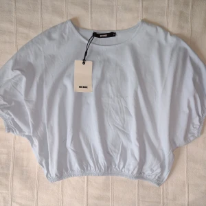 Oanvänd ljusblå/babyblå kortärmad crop top - Bik Bok - storlek S - Oanvänd! Ljusblå crop top med resår. TS Globe från Bik Bik. Storlek S. 100% bomull. 