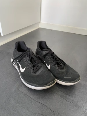 Löparskor - Knappt använda löparskor. Nike FreeRun i storlek 40, men passar mig som är 39. 