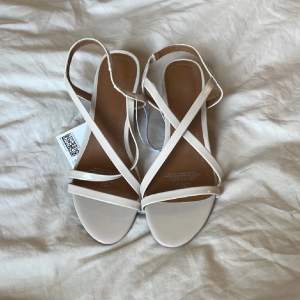 Super fina sandal klackar från h&m, det är INTE mina bilder, köpte från en tjej på plick men dem var för små på mig! HELT nya, dem hade lappen kvar när jag fick dem men jag tog bort den för jag trodde dem passa! Inte använda en endaste gång. Dm för mer.