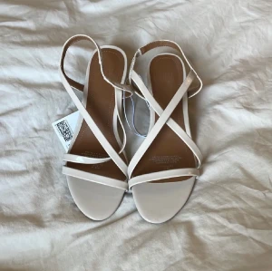 Sandal/klackar från h&m😽 - Super fina sandal klackar från h&m, det är INTE mina bilder, köpte från en tjej på plick men dem var för små på mig! HELT nya, dem hade lappen kvar när jag fick dem men jag tog bort den för jag trodde dem passa! Inte använda en endaste gång. Dm för mer.