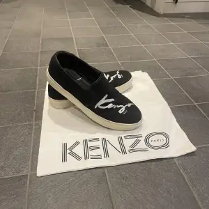 Väldigt rena kenzo skor som har används väldigt få gånger! Väldigt rena från smuts. Dustbag medföljer