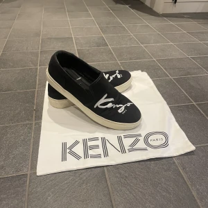 Kenzo skor - Väldigt rena kenzo skor som har används väldigt få gånger! Väldigt rena från smuts. Dustbag medföljer