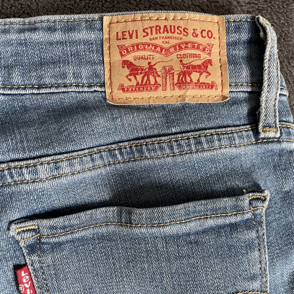 Blå lågmidjade Levis jeans i väldigt bra skick! Är i storlek 26, säljes för att dom är för små för mej🫶🏼. Jeans & Byxor.