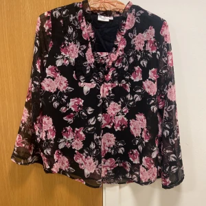 Blommig blus  - Blommig blus super söt till sommaren! Sparsamt använd🖤💖🤍