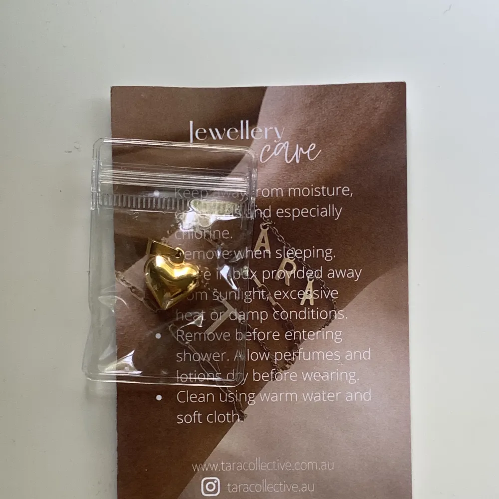 Så fint 18k guldplätterat hjärta (över rostfritt stål). Köpt i Australien och har aldrig används, nyskick. säljer då jag fick ett liknande i present! FRAKT: 15kr. Accessoarer.