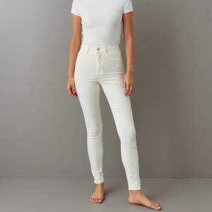 Säljer dessa jeans från Gina tricot🤍 Storlek EU 34 och köptes för 500kr🛍️ De är knappt använda och passar även för dig som har storlek S. Slim fit, fina och perfekta nu till sommaren🏝️😁
