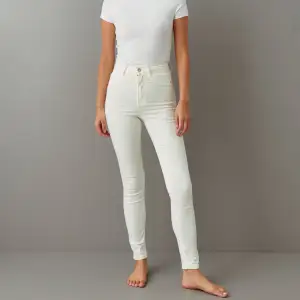 Säljer dessa jeans från Gina tricot🤍 Storlek EU 34 och köptes för 500kr🛍️ De är knappt använda och passar även för dig som har storlek S. Slim fit, fina och perfekta nu till sommaren🏝️😁