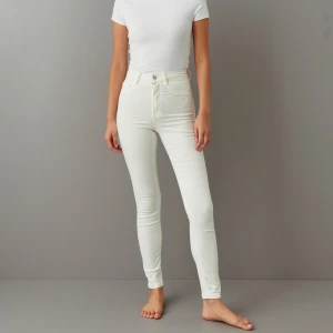 Jeans - Säljer dessa jeans från Gina tricot🤍 Storlek EU 34 och köptes för 500kr🛍️ De är knappt använda och passar även för dig som har storlek S. Slim fit, fina och perfekta nu till sommaren🏝️😁