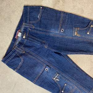 Från Youyipin Jeans, storlek T44. 95% cotton & 5% elastan. ⚠️ Mått: Midjebredd 41cm, höftbredd 50cm, grendjup 26cm & innerbenslängd 75cm. 