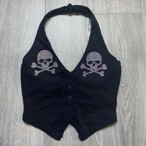 Y2k topp bb  - Oanvänd topp snörning där bak i nacken där man knyter till. Säljer för 99kr pris kan diskuteras. Ordinarie pris 150kr frakt 40? Idk