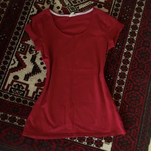 Y2k tröja - Säljer röd tröja från second hand men har inte använt den.  Skriv om ni har frågor !!