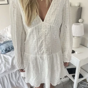Zara klänning - Säljer denna jättefina populära zara klänningen som jag knappast använt. Köpte den förra året, nypris 559 kr🫶I storlek xs💕 (lånad bild)