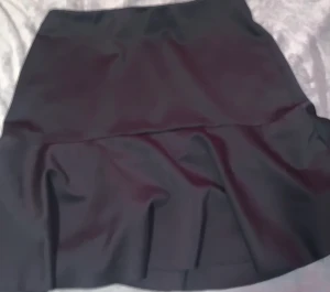 Svart mini skirt - En fin svart mini skirt🖤🖤 från Lindex med volanger✨✨ Har aldrig använts, och är i perfekt form 👌🤩. I storlek S