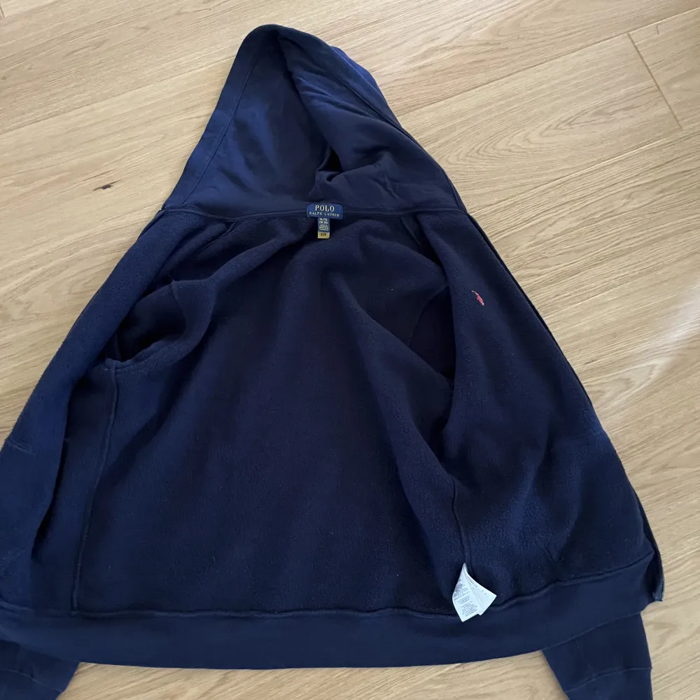 Säljer denna fina polo Ralph lauren hoodie som inte kommer till användning, endast använd ett få tal gånger och köptes på kidsbrandstore för 1050kr. Storlek 176. Tröjor & Koftor.