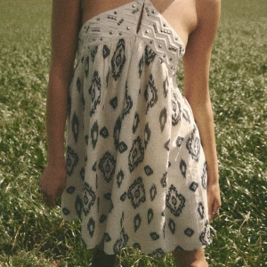 Zara klänning  - Fin klänning från Zara, köpt på rean och är helt slutsåld, endast provad och prislapp är kvar. 