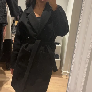 Svart kappa - Jätte fin kappa från Nelly i strl xs, kan gå ner i pris vid snabb affär. 