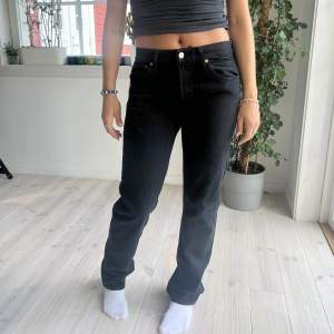 Superfina Levis jeans i modellen 501 med medelhög midja. Använda endast 1 gång, så i toppenskick. 