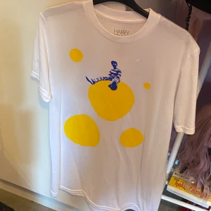Harry Styles - Love On Tour merch - Säljer min merch från Harry Styles LOT konsert förra året! Tröjan är i jättefint skick då den aldrig är använd och endast hängt i gardeoben. Storlek S men passar även en M. Säljer för 460 inkl frakt. Pris kan eventuellt diskuteras vid snabb affär.