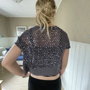 trekvartsärmad kofta - cool lila glittrig kort kofta med trekvartsärm!!