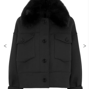 Meotine charlie jacket - Meotine jacka, inga större fel förutom en knapp som gått av på hälften. Knappen sitter på insidan av armen. Knappen fungerar dock fortfarande. Säljs för 2800kr nypris💓Kan tänka mig att gå ner i pris. Frakten skulle kosta 110 då paketet är stort. 