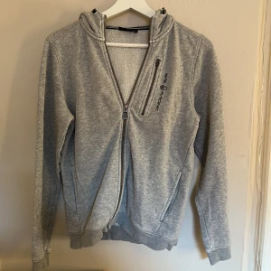 sail racing kofta - Jag säljer min gråa sail racing kofta som jag inte använder längre. den har använts en del gånger men skulle inte säga att de e något fel på den förrutom att dragkedjan på fickan har åkt av (kolla bild). köparen står för frakt