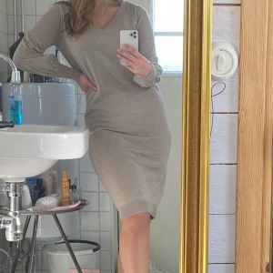 Rosemunde finstickad ullklänning - Supersnygg ullklänning som fungerar året om. Ej true to size, är en S men passar M/L bättre