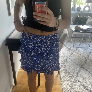 Mönstrad kjol stl S - Mönstrad sarongkjol i färgerna blå, vit och svart. Endast använd fåtal gånger. Från Zara i stl S (justerbar i midjan då man knyter den)💓